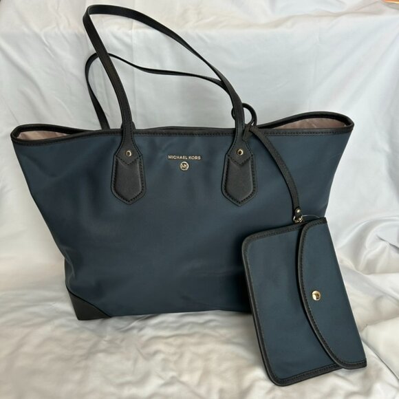 NWT Michael Kors Eva Large Nylon Tote & Strap Bag Dark Navy Blue + White Dustbag - Picture 1 of 16